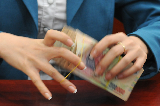 Trong vòng chưa đầy ba tháng vào cuối năm ngoái và đầu năm nay, Ngân hàng Nhà nước đã điều chỉnh tỷ giá hai lần theo hướng giảm giá tiền đồng.