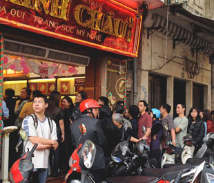 Không khí giao dịch trên thị trường vàng tự do bắt đầu có chuyển biến mới, với lượng khách tới bán vàng đã tăng đáng kể trở cùng với sự "lên nhiệt" của giá vàng lại sau vài ngày tạm lắng vừa qua.