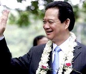 Thủ tướng Việt Nam Nguyễn Tấn Dũng thăm tượng đài Hồ Chí Minh tại thành phố Kolkata, miền Đông Ấn Độ - Ảnh: VNN.