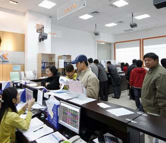 Giao dịch tại Công ty Chứng khoán An Bình - Ảnh: Việt Tuấn.