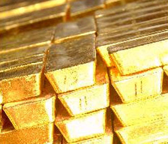 Giá vàng đang ở thế bất lợi trước sự phục hồi mạnh mẽ của đồng USD và giá dầu thô đi xuống.