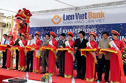 Mỗi lần ngân hàng thương mại chỉ được tiến hành làm thủ tục khai trương tối đa 2 chi nhánh.