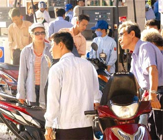 Đang có những thông tin dự báo giá xăng sẽ giảm 500 đồng/lít trong nay mai - Ảnh: TP.