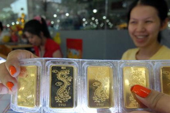 Giá vàng quốc tế đêm qua và sáng nay chịu áp lực giảm đáng kể khi đồng Euro mất giá so với USD - Ảnh: TT.