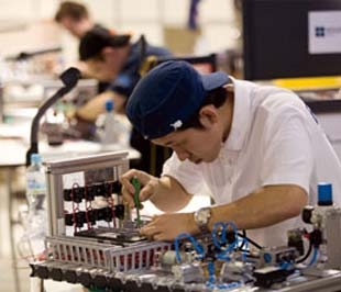 Lao động tại một nhà máy sản xuất linh kiện điện tử của Nhật.