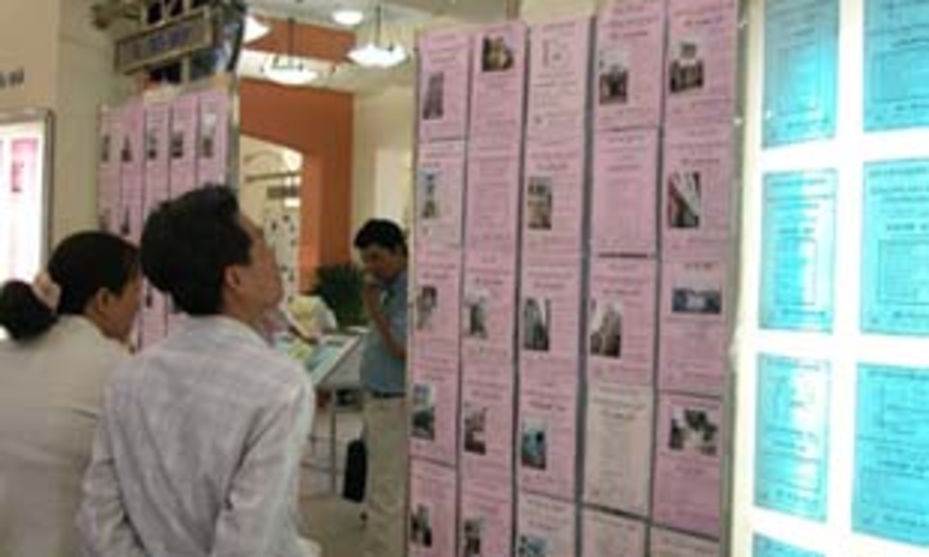 Khách hàng xem thông tin tại một sàn giao dịch bất động sản ở Tp.HCM.