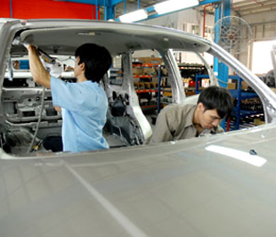 Nhiều hãng ôtô sa thải nhân lực hàng loạt - Ảnh: Hoàng Hà.