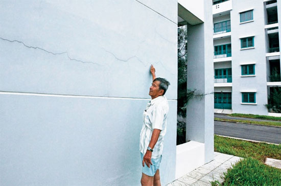  Nhà cho người thu nhập thấp thường có vấn đề về chất lượng. Trong ảnh: một người dân buồn rầu vì căn hộ chung cư xây dựng chưa đầy năm đã có vết nứt suốt dọc căn nhà - Ảnh: Lê Quang Nhật.