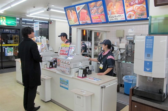  Tất cả các cửa hàng của Ministop đều có các khu dành cho khách thưởng thức món ăn ngay tại chỗ.