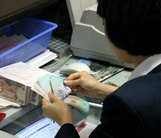 Một nguyên nhân khác gây tình hình căng thẳng về vốn của các ngân hàng thương mại là khả năng trả nợ vốn vay và trả lãi của các khách hàng lớn đang bị thắt chặt - Ảnh: Việt Tuấn.