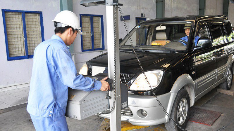 Về quy định số lượng xe kiểm định, Chính phủ nêu rõ: Trường hợp một đăng kiểm viên kiểm tra một xe trên dây chuyền kiểm định thì số lượng xe không quá 20 xe/ngày.