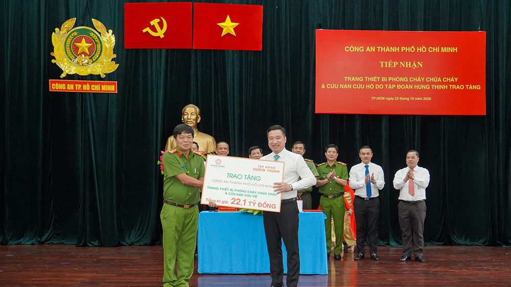 Ông Nguyễn Đình Trung trao bảng tượng trưng trang thiết bị phòng cháy chữa cháy và cứu nạn cứu hộ trị giá 22,1 tỷ đồng cho Đại tá Nguyễn Thanh Hưởng.