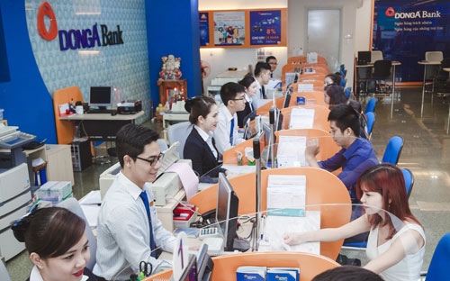 Khách hàng giao dịch tại DongA Bank.