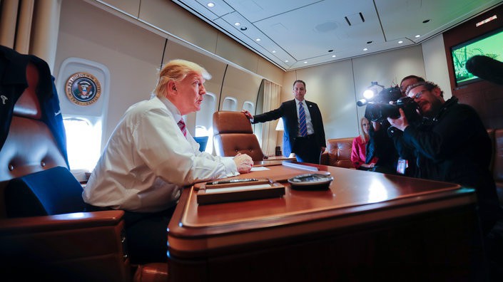 Tổng thống Mỹ Donald Trump tại bàn làm việc của ông trên Không lực 1, trong chuyến bay đầu tiên trên chuyên cơ này vào tháng 1/2017 - Ảnh: AP/BI.