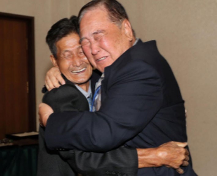 Niềm vui và nước mắt trong cuộc đoàn tụ ở Triều Tiên - Ảnh 4.