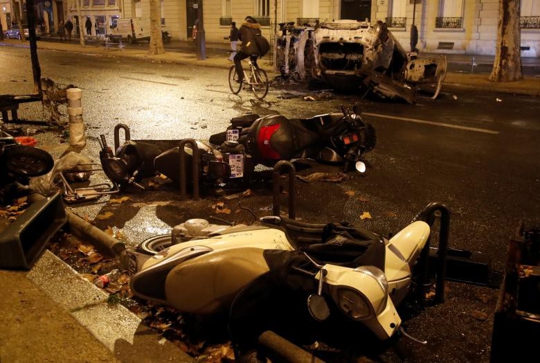 Paris tính ban bố tình trạng khẩn cấp sau cuộc bạo loạn cuối tuần - Ảnh 4.