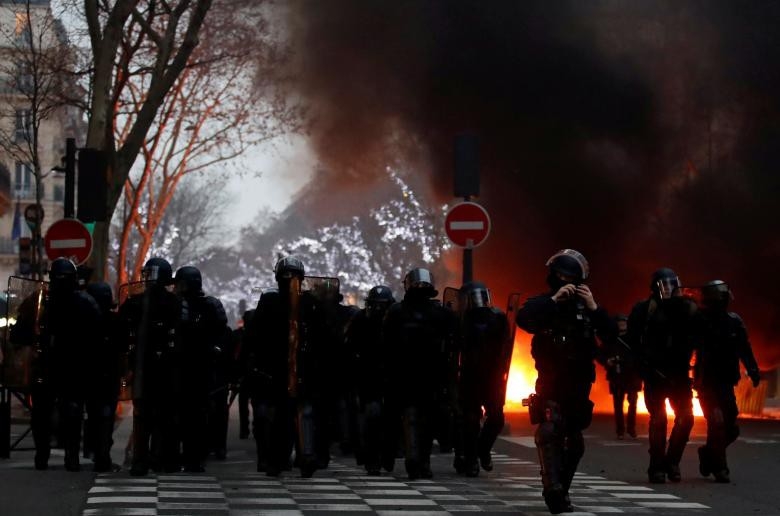 Biểu tình “áo vàng” lại gây hỗn loạn ở Paris - Ảnh 7.