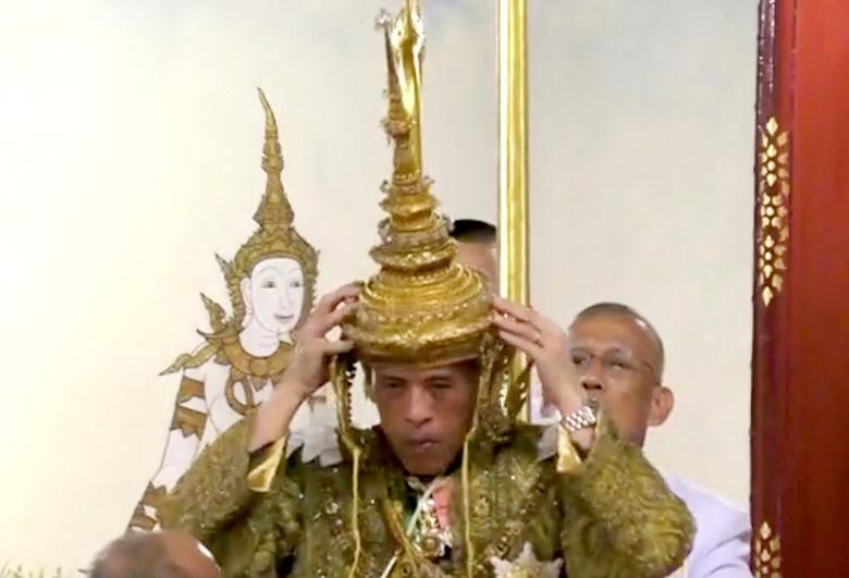 Vua Vajiralongkorn của Thái Lan chính thức đăng quang - Ảnh 4.