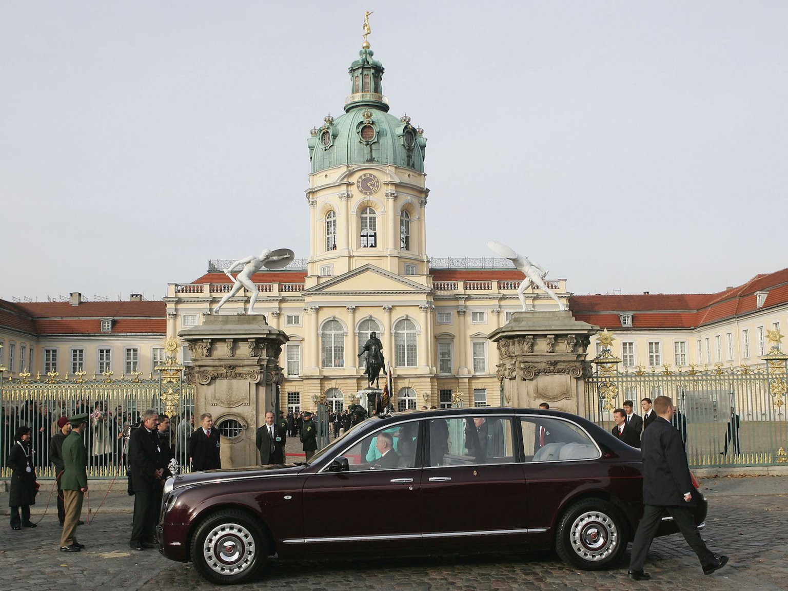 Các nguyên thủ quốc gia đi xe gì? - Ảnh 4.
