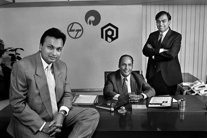 Ba cha con nhà Ambani vào năm 1986: Mukesh Ambani (phải), cùng em trai Anil Ambani (trái) và cha Dhirubhai Ambani - Ảnh: Magnum/FT.