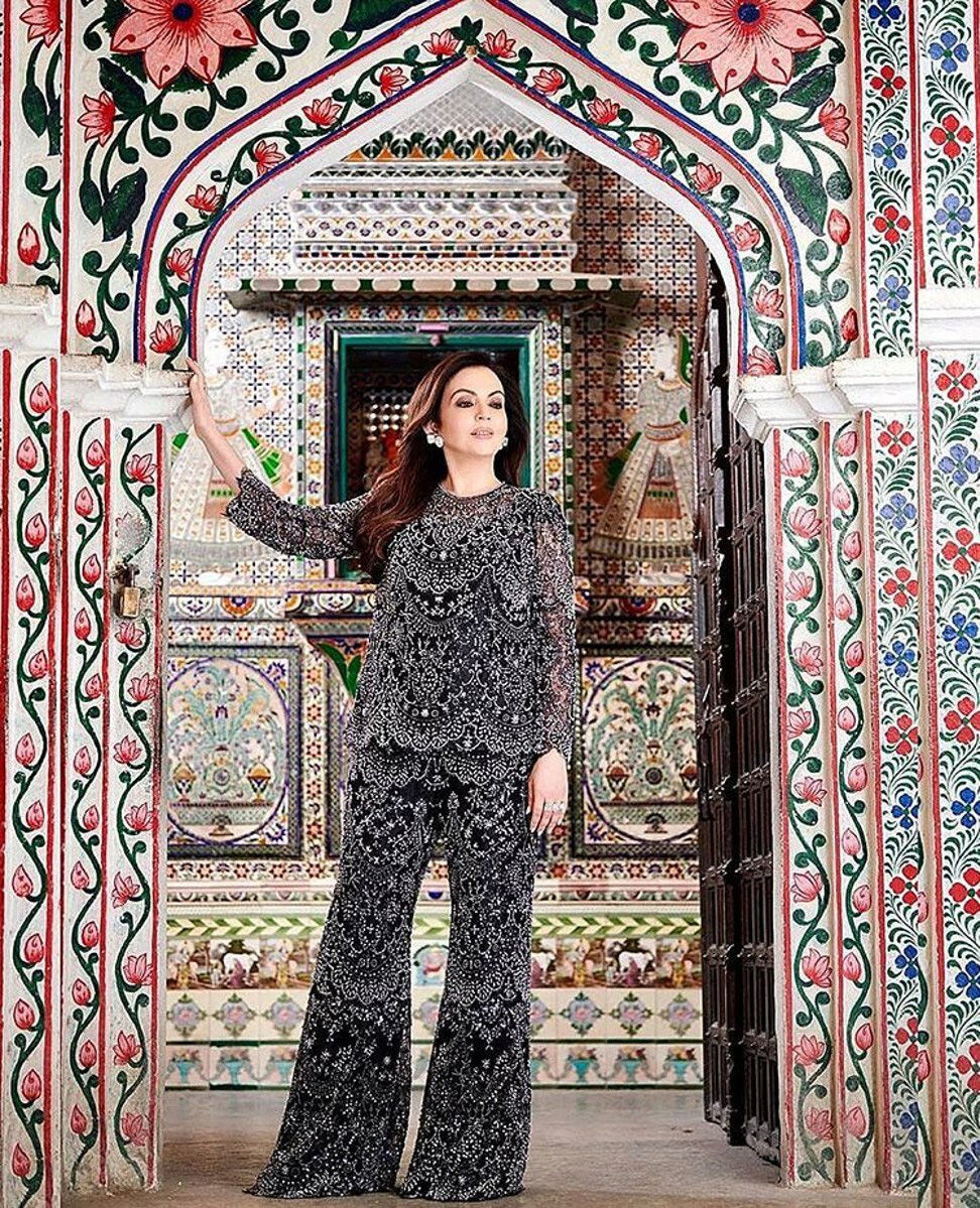 Bà Nita thường xuất hiện với những bộ trang phục truyền thống Ấn Độ, có thể là sari, ghagra hoặc shalwar kameez. Mỗi bộ trang phục đều được thiết kế riêng, gồm nhiều món được thêu thủ công, nằm trong bộ sưu tập trị giá hàng triệu USD của bà - Ảnh: Instagram.