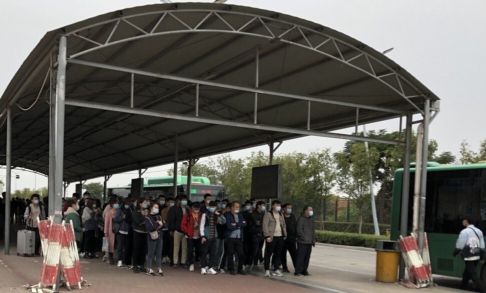 Người trẻ ở độ tuổi 20 - 30 từ khắp vùng miền của Trung Quốc đổ xô tới Trịnh Châu xin làm việc tại nhà máy Foxconn - Ảnh: SCMP.