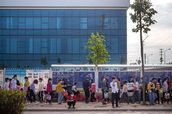 Công nhân một nhà máy ở khu công nghiệp Vân Trung, Việt Yên - Ảnh: Bloomberg.