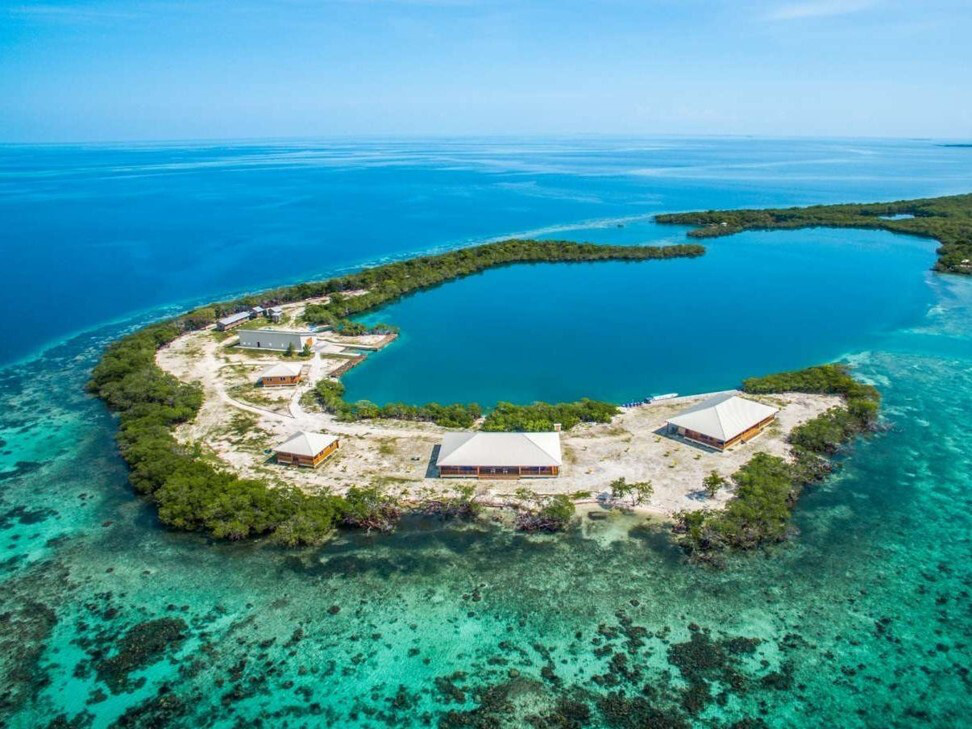 North Saddle Caye (Belize): Cũng nằm ở Belize, North Saddle Caye có diện tích 1,6 hecta và được rao bán với giá 4,95 triệu USD. Hòn đảo này có 2 căn biệt thự xa xỉ, 2 nhà khách, hệ thống điện gồm 153 tấm năng lượng mặt trời và 2 hệ thống nước thẩm thấu ngược.