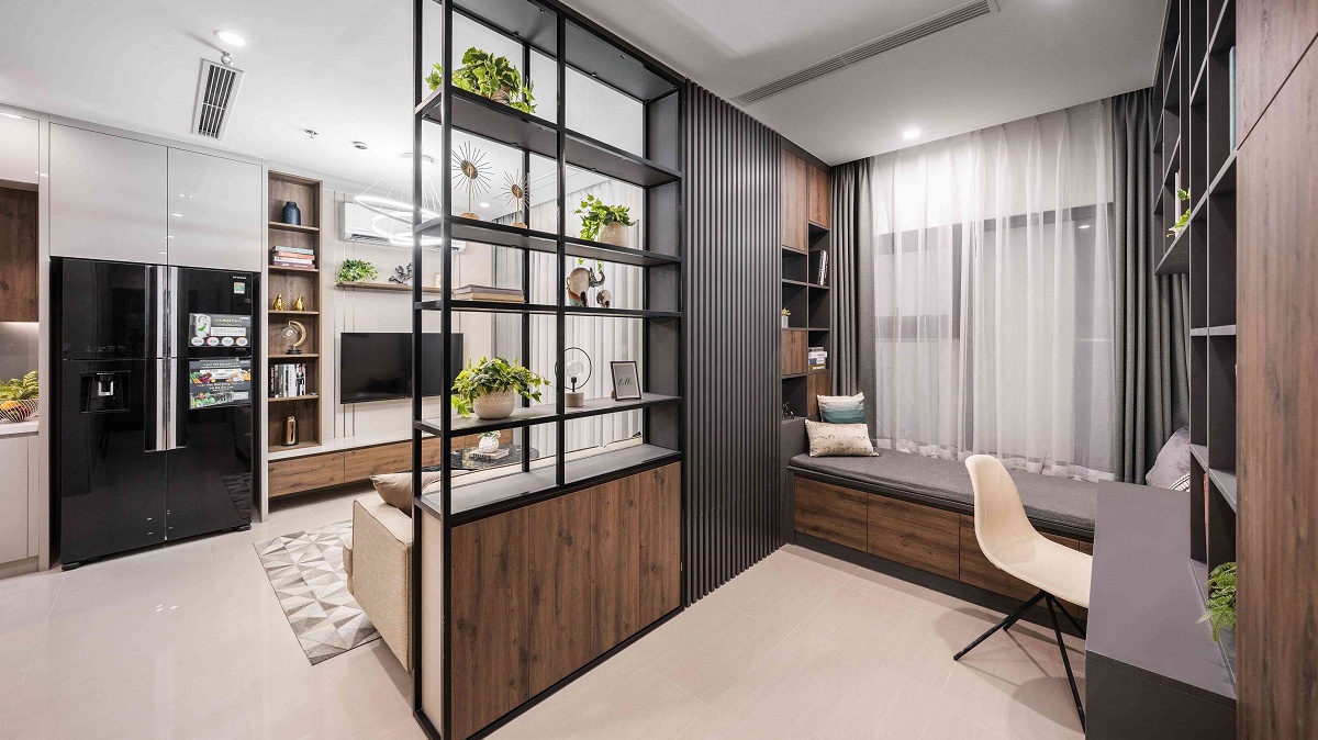 Không gian nối liền phòng khách và khu vực +1 sử dụng giá treo thép với các điểm nhấn sáng màu tạo nên sự linh hoạt, rộng mở; là sự kết hợp hoàn hảo giữa phong cách mạnh mẽ và nữ tính.