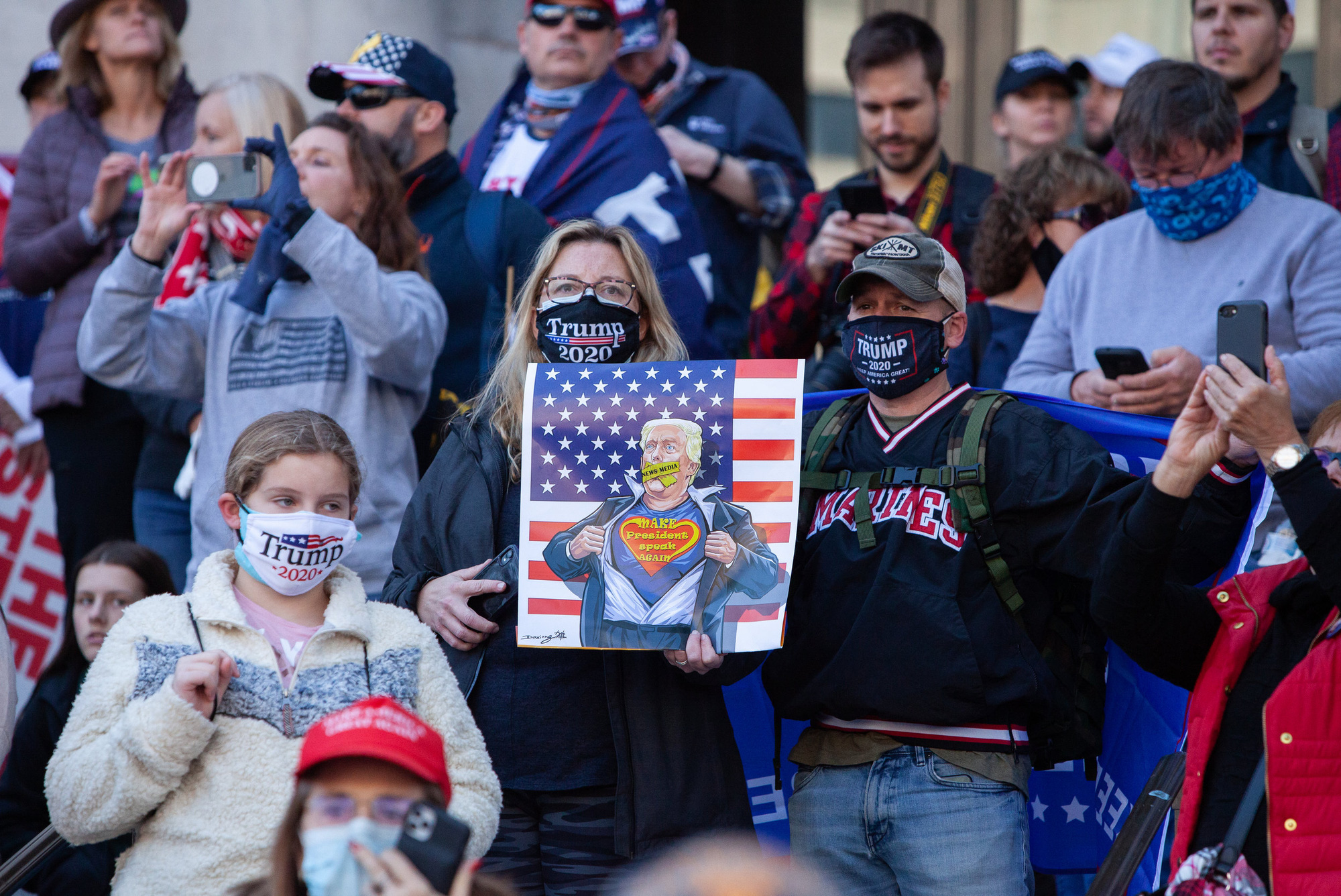 Rất ít người tham gia biểu tình đeo khẩu trang bất chấp số ca nhiễm Covid-19 tại Mỹ tiếp tục tăng - Ảnh: NPR