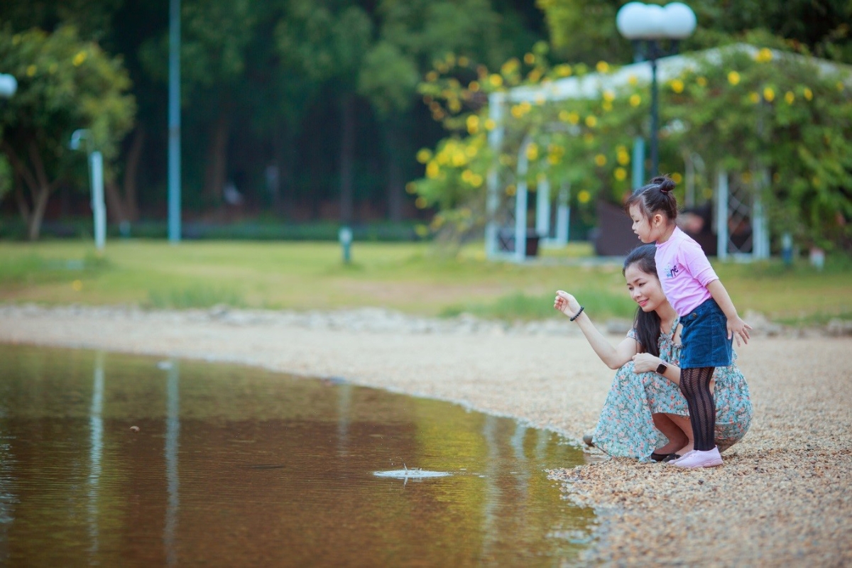 Phút yên bình thư thái bên hồ Đại Lải - Ảnh: Nguyễn Năng Duy.