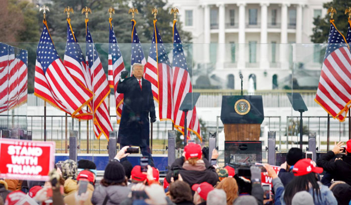 Ông Trump khi kết thúc bài phát biểu trước đám đông người ủng hộ trước Nhà Trắng ngày 6/1 - Ảnh: Reutrs.