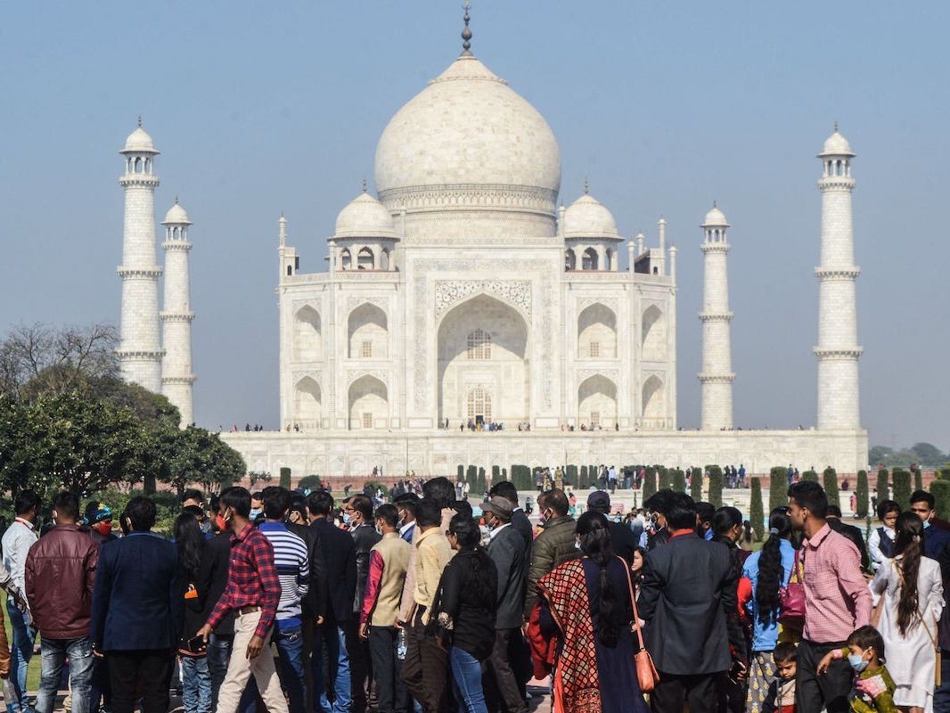 Ngày 21/9, Taj Mahal bắt đầu mở cửa trở lại và nhanh chóng thu hút đông dảo du khách tới tham qua, bất chấp diễn biến dịch bệnh phức tạp tại quốc gia đông dân thứ hai thế giới - Ảnh: Getty Images