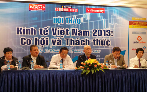 Các diễn giả tại hội thảo “Kinh tế Việt Nam 2013: Cơ hội và thách thức”.<br>