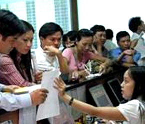 Dù giá chứng khoán “đi ngang” nhưng thị trường vẫn thu hút rất đông nhà đầu tư.