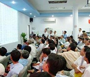 Nhà đầu tư trên thị trường chứng khoán - Ảnh: LĐ.