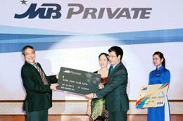 MB trao thẻ tượng trưng cho khách hàng thân thiết.