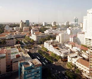 Hồi đầu năm nay, nhiều chuyên gia kinh tế đã cảnh báo lượng vốn FDI vào Việt Nam đang có sự chuyển hướng sang lĩnh vực dịch vụ, bao gồm bất động sản - Ảnh: Việt Tuấn.