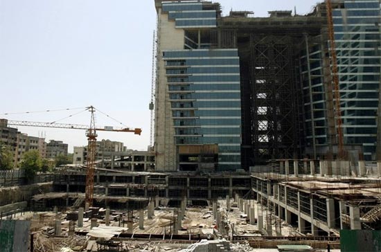 Một công trường xây dựng tại Mumbai (Ấn Độ). Hiện nay, Chính phủ Ấn Độ đang nắm quyền sở hữu 473 công ty, trị giá khoảng 500 tỷ USD, tương đương với 45% GDP của nền kinh tế nước này - Ảnh: Reuters.