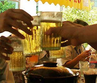 Đối với bia hơi, theo tiến trình thực hiện cam kết gia nhập WTO, đến năm 2010, thuế bia hơi sẽ nâng lên tới 45% - tương đương với thuế bia chai và bia lon.