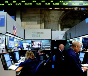 Nhân viên trong bộ phận giao dịch của Goldman Sachs - Ảnh: EPA.
