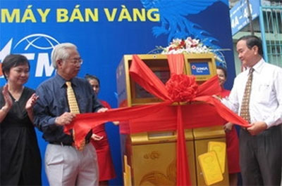 Giám đốc Chi nhánh Ngân hàng Nhà nước Việt Nam Hồ Hữu Hạnh và Tổng giám đốc DongA Bank tại lễ ra mắt máy bán vàng Gold ATM - Ảnh: Hà Huy Hiệp.