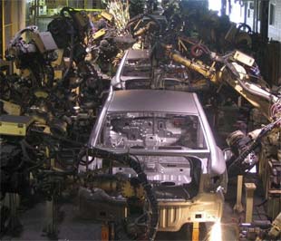 Một dây chuyền lắp ráp xe hơi của hãng Hyundai ở Asan, Hàn Quốc. Suy thoái kinh tế toàn cầu đẩy nhu cầu hàng hóa của thế giới sụt giảm, đặt các nền kinh tế phụ thuộc nhiều vào xuất khẩu ở châu Á vào thế điêu đứng.