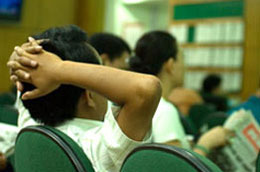 Giới đầu tư đang chờ đợi Thông tư 13 có sửa đổi hay không khi thời điểm có hiệu lực đã gần kề.