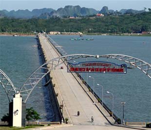 Đường trên biển dẫn vào đảo Tuần Châu.