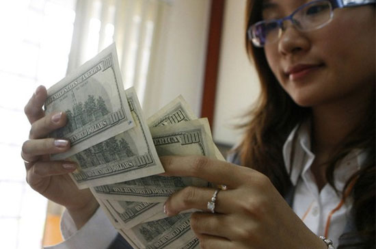 Sẽ rất khó hình dung ứng xử của thị trường như thế nào khi mà tỷ giá đang cố định 6 tháng 6 ngày, bỗng Ngân hàng Nhà nước tung ra bước nhảy mất giá tới hơn 2,09% chỉ trong vòng 1 đêm! - Ảnh: Reuters.