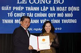 Thống đốc Ngân hàng Nhà nước trao giấy phép cho TYM.