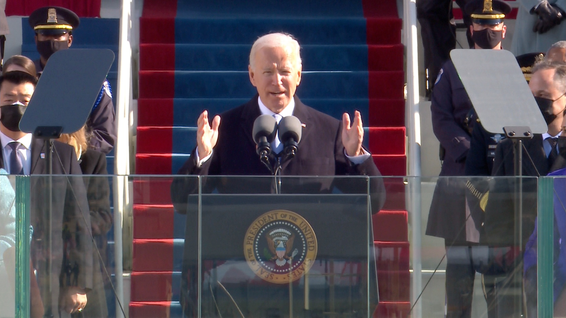 Sau khi tuyên thệ, ông Biden có bài phát biểu đầu tiên dưới cương vị tổng thống. Ông gọi ngày hôm nay là 