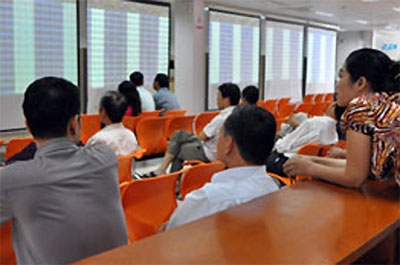 Lượng vốn vào thị trường vẫn khá lớn với trên 2.600 tỷ cả hai sàn. Tuy nhiên những người chậm chân một lần nữa bị kẹt lại tại đỉnh ngắn hạn.