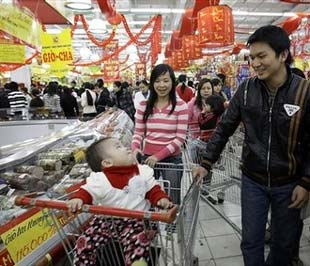 Giá tiêu dùng tháng 1 (tính từ 15/12/2008 - 15/1/2009), tuy là tháng có nhu cầu tiêu dùng cao gấp nhiều lần các tháng khác trong năm, nhưng chỉ tăng 0,32%, và là một trong hai tháng tăng thấp nhất từ trước tới nay - Ảnh: AP.